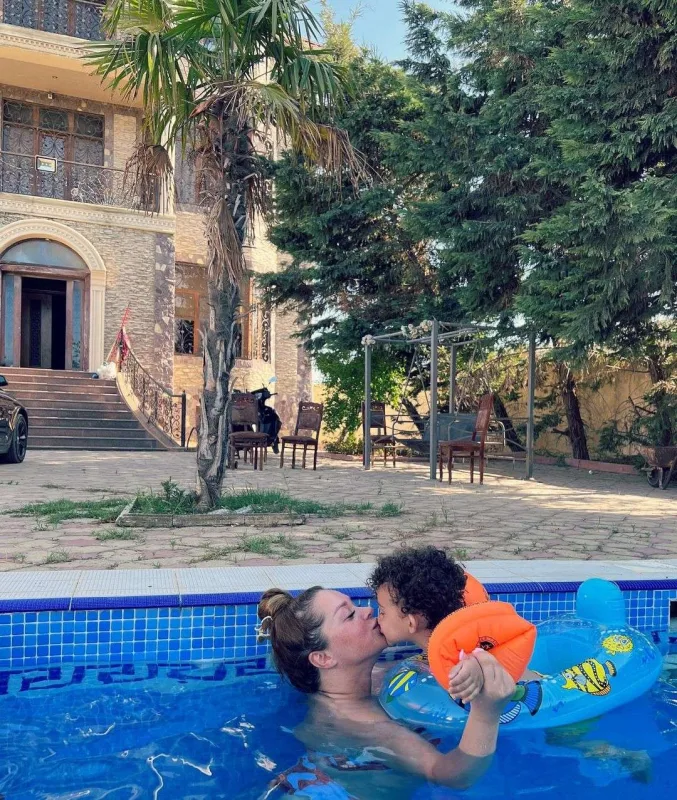 Xatirə hovuzdan şəkillər paylaşdı