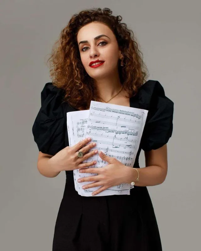 Zəhra eşqə düşüb