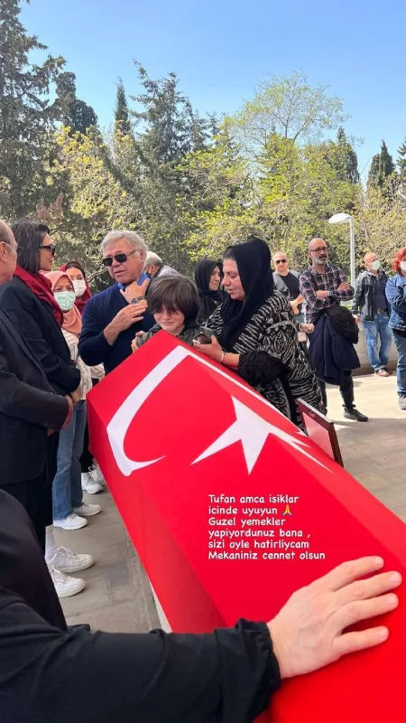 Günay oğlu ilə qayınatasının dəfnində