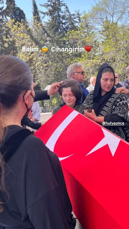 Günay oğlu ilə qayınatasının dəfnində