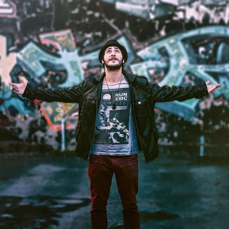 Məşhur türk repçi binadan yıxılaraq öldü