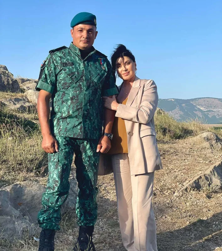 Sənubər İsgəndərli Şahin Hüseynquliyevlə bir arada