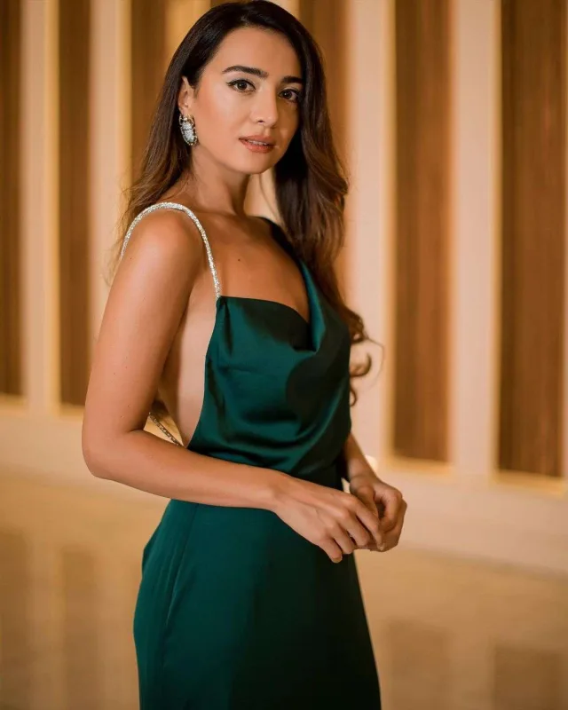 Kürək dekolteli Kəmalə...