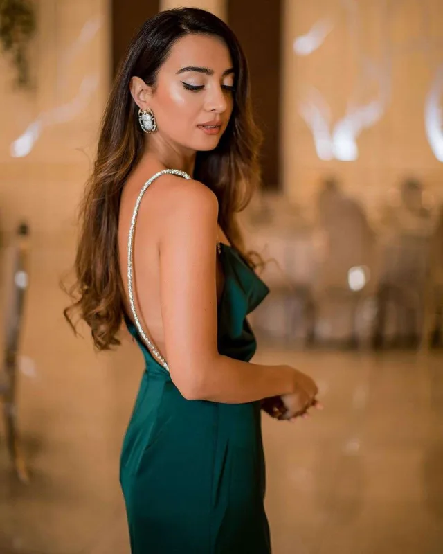 Kürək dekolteli Kəmalə...