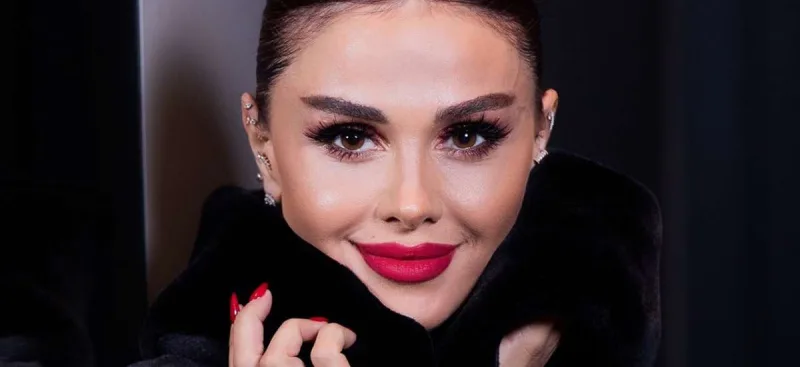 Rezanın adını gülüş smaylikləri ilə gizlətdi