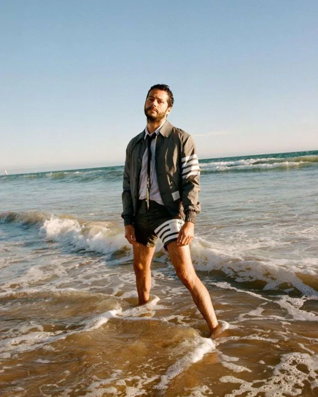 Fit bədəni olmasa da, yarıçılpaq pozalar verdi