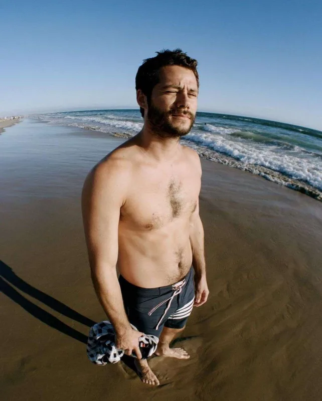 Fit bədəni olmasa da, yarıçılpaq pozalar verdi