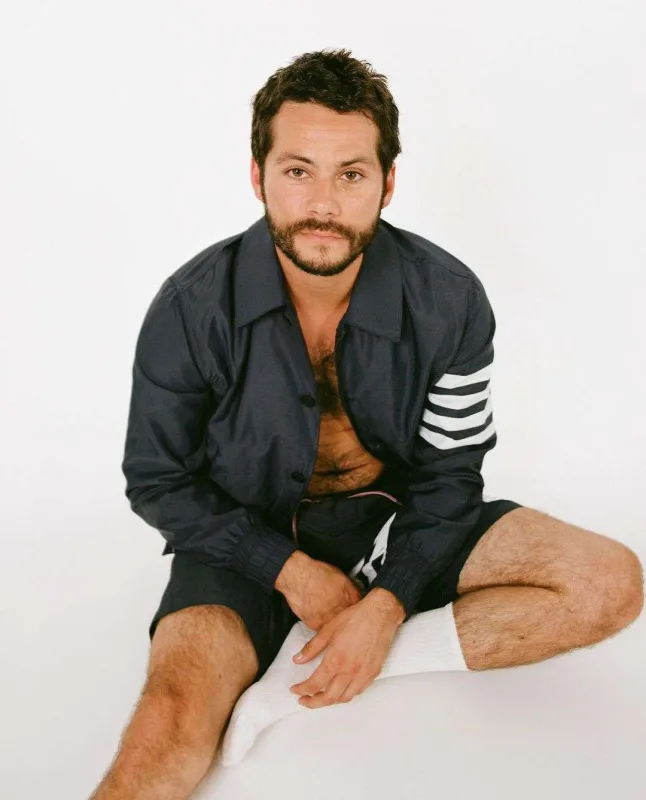 Fit bədəni olmasa da, yarıçılpaq pozalar verdi