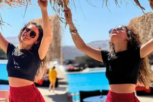 Samirə Mikonosda dincəlir