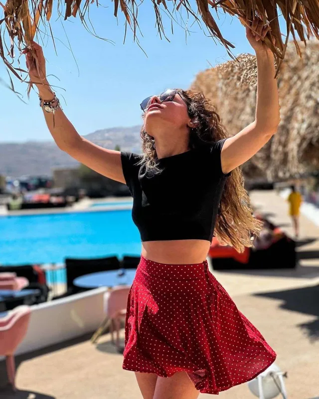 Samirə Mikonosda dincəlir