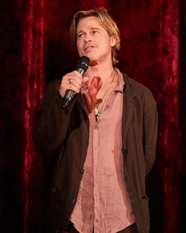 Bred Pitt qalasına ətəklə qatıldı