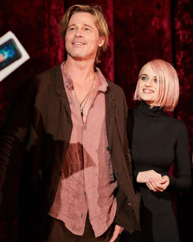 Bred Pitt qalasına ətəklə qatıldı