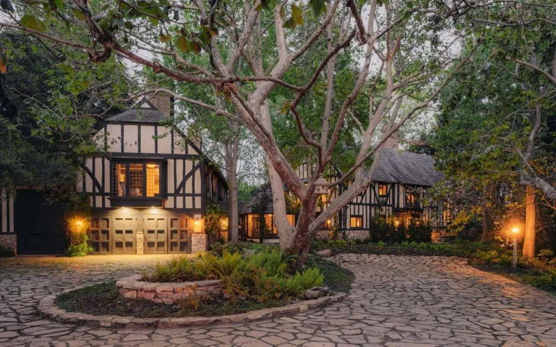 Ariana Meqana qonşu olan villasını satdı