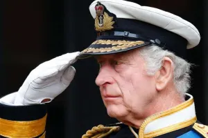 Kral “The Crown” serialından narahatdır