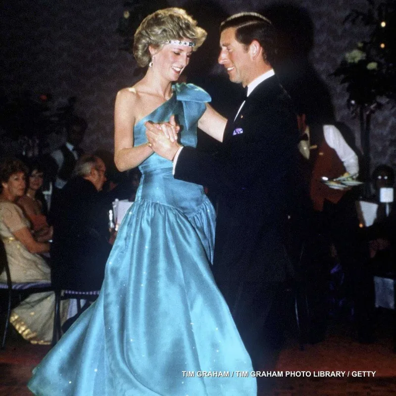 Kral “The Crown” serialından narahatdır