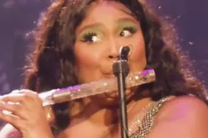 Lizzo Prezidentin fleytası ilə səhnəyə çıxdı