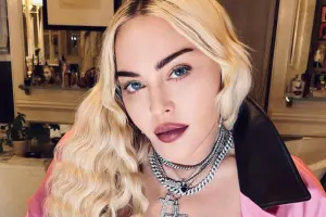 Özündən 35 yaş kiçik sevgilisindən ayrıldı