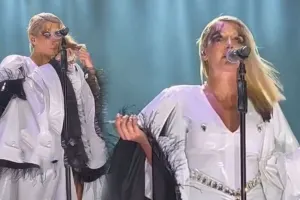 Hande onlar üçün səhnədə saçını kəsdi