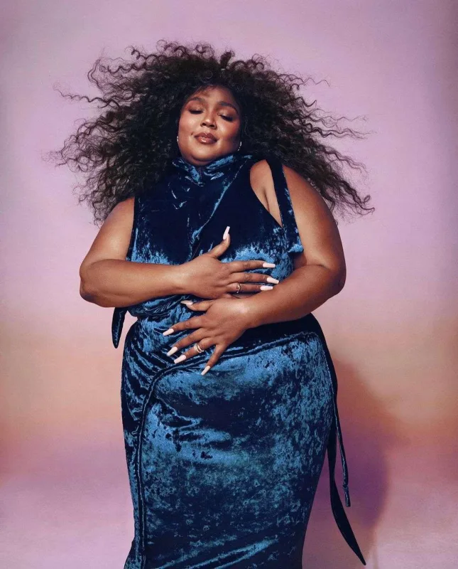 Lizzo “Elle” üçün kamera qarşısında