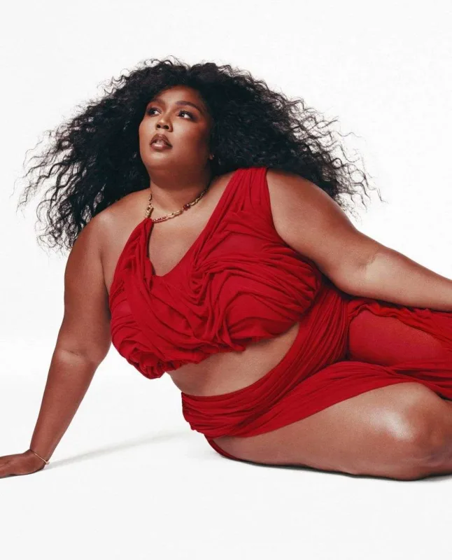 Lizzo “Elle” üçün kamera qarşısında