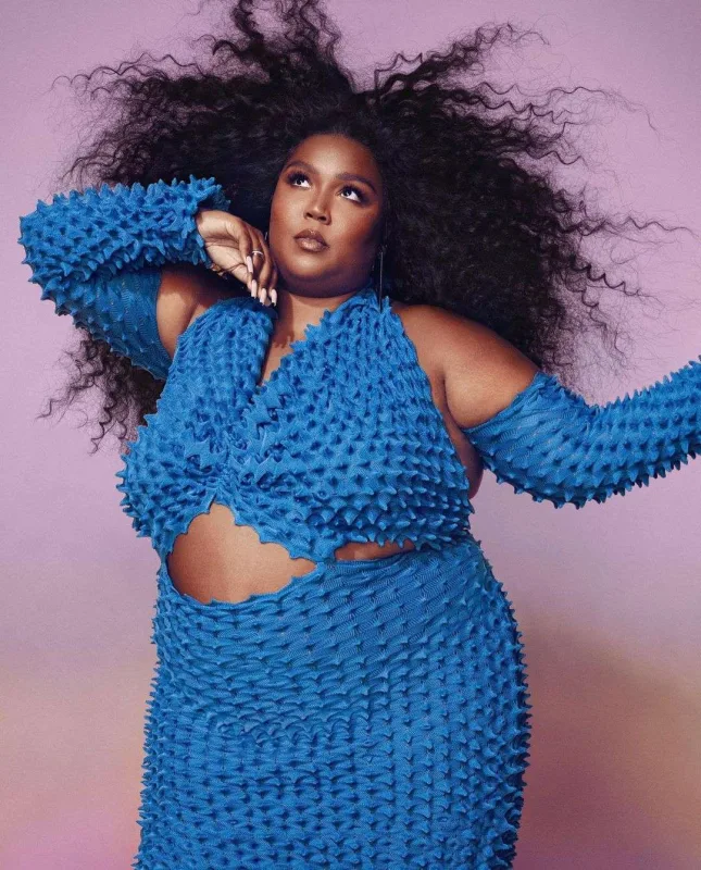 Lizzo “Elle” üçün kamera qarşısında