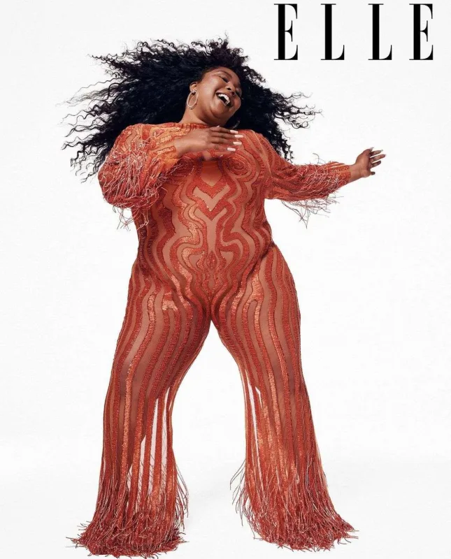 Lizzo “Elle” üçün kamera qarşısında