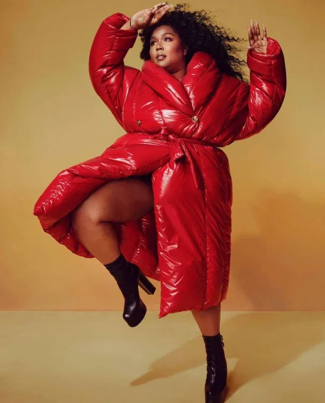 Lizzo “Elle” üçün kamera qarşısında