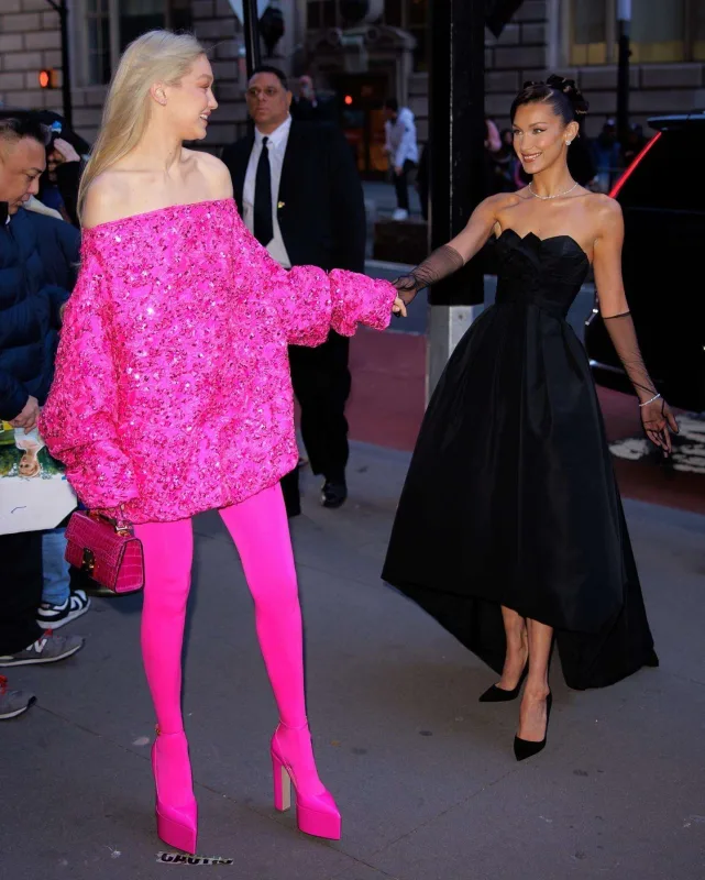 Bacılar qırmızı xalıda