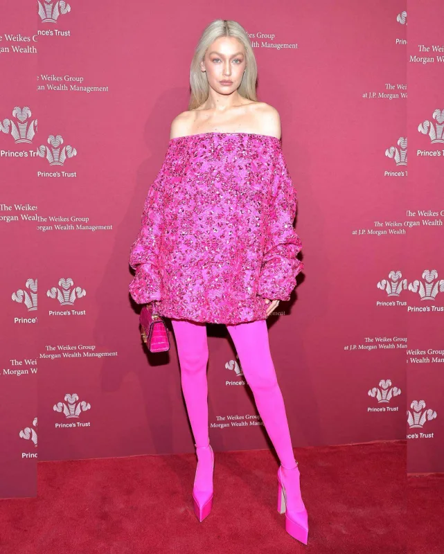 Bacılar qırmızı xalıda