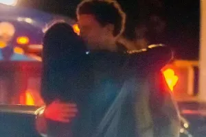 Dua Lipa öpüşərkən görüntüləndi