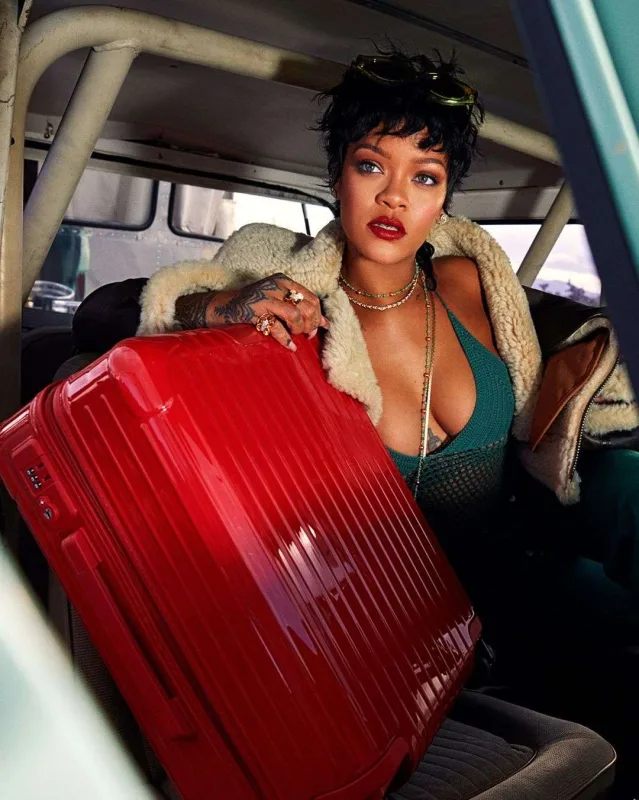 Rihanna daha bir brend açır