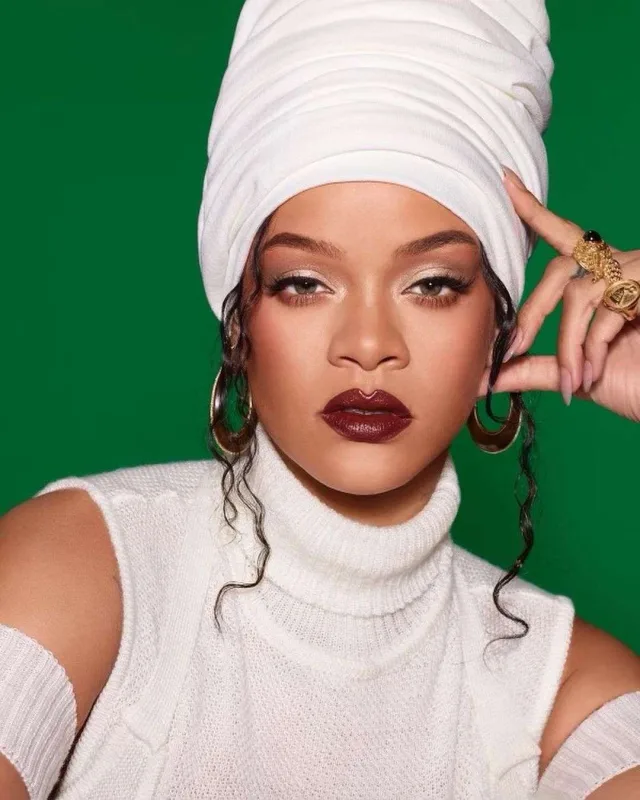 Rihanna daha bir brend açır