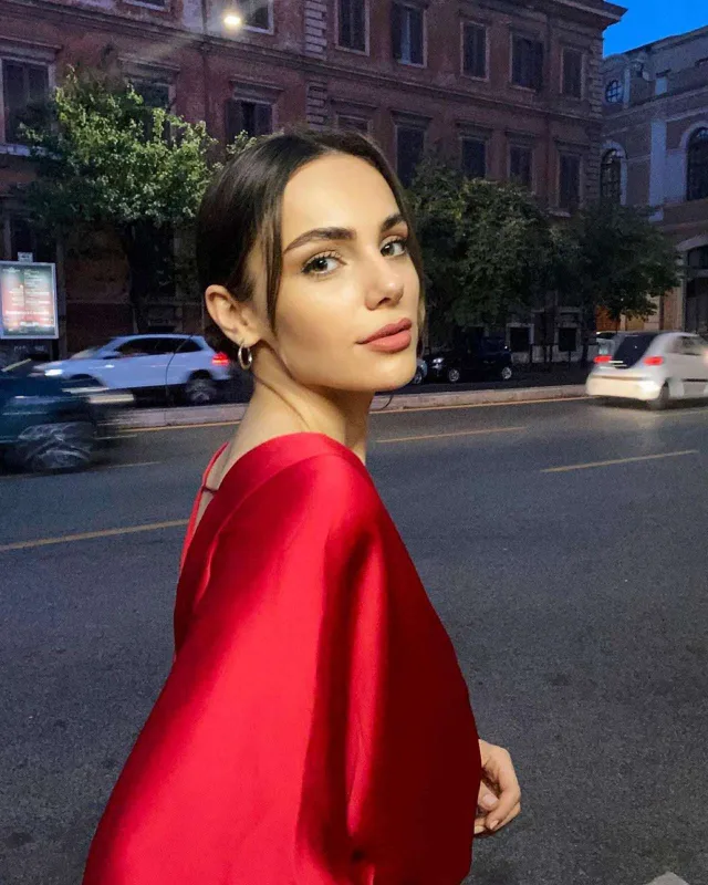 Yağmur onunla tərəf müqabili olacaq