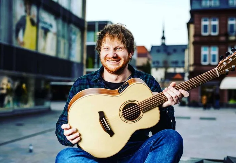 Ed Şirandan 100 milyon istəyirlər