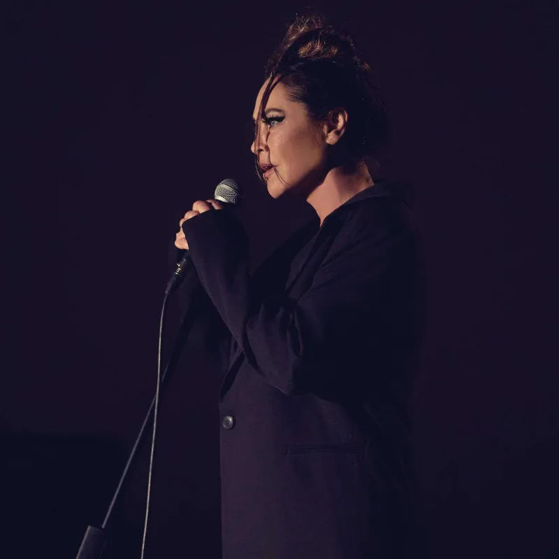 Hülya illər sonra geri döndü