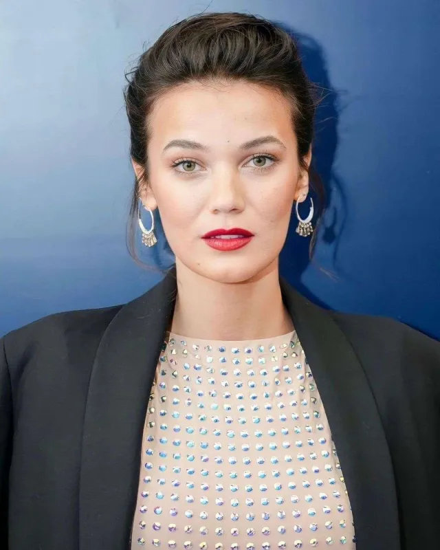 Türk aktrisalar Paris Dəb Həftəsində...