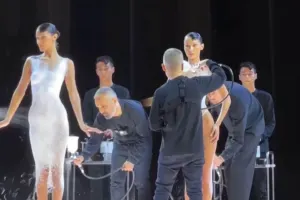 Bellanın üzərində spreylə paltar yaratdılar