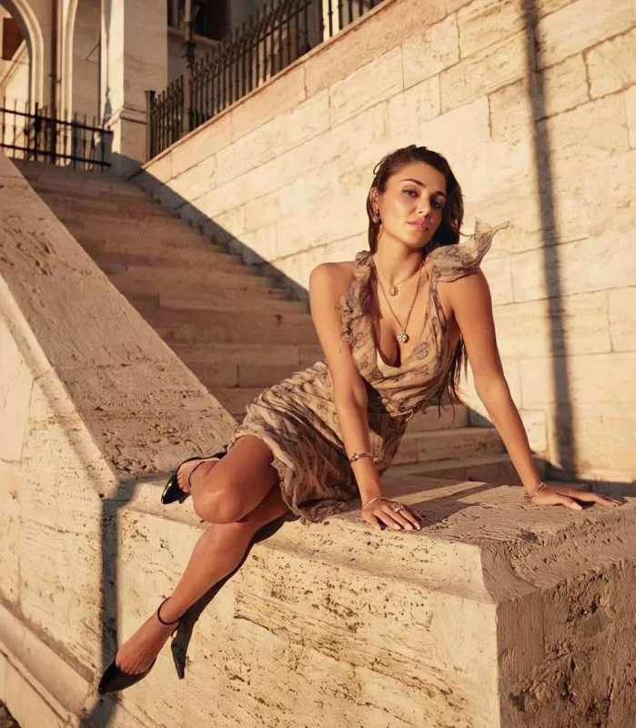 Məşhur jurnal üçün Budapeştdə pozalar verdi