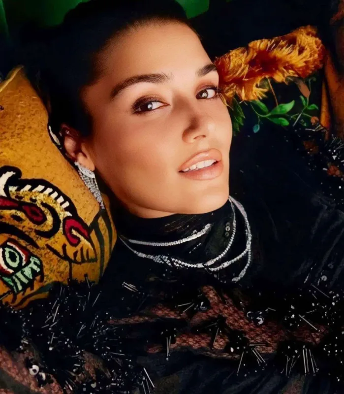 Məşhur jurnal üçün Budapeştdə pozalar verdi