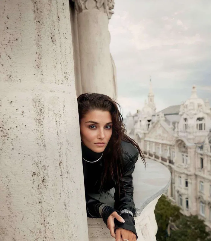 Məşhur jurnal üçün Budapeştdə pozalar verdi