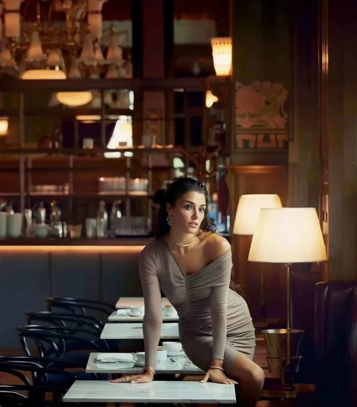 Məşhur jurnal üçün Budapeştdə pozalar verdi