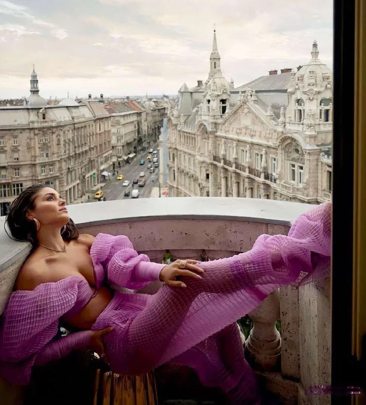 Məşhur jurnal üçün Budapeştdə pozalar verdi