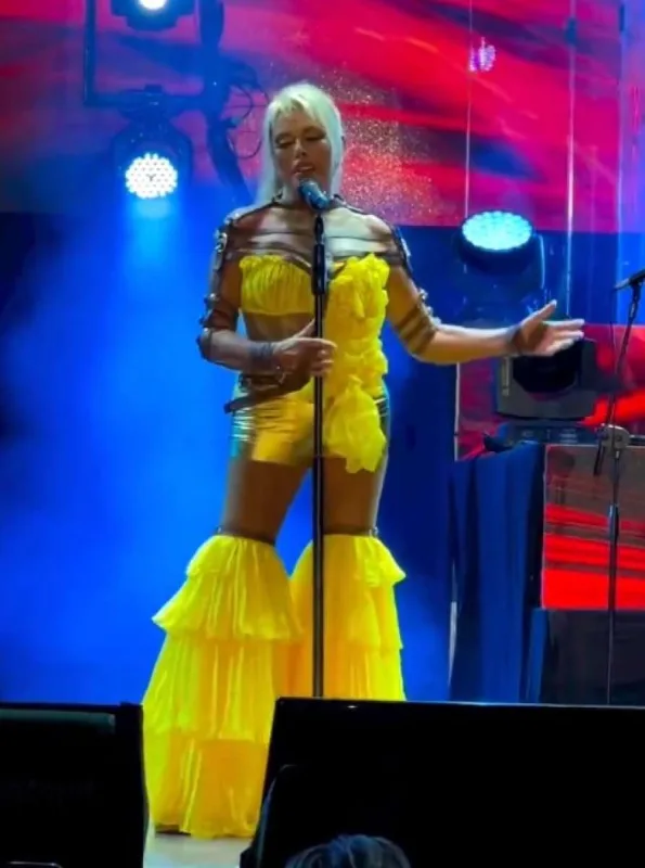 76 yaşlı Ajdanın geyimi müzakirə yaratdı