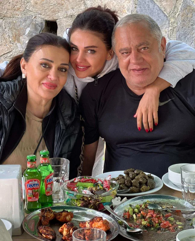 Günel valideynləri ilə...