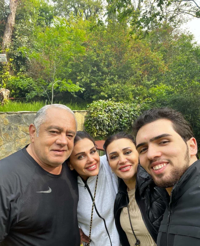 Günel valideynləri ilə...