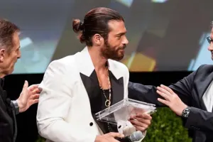 Can Yaman İtalyada mükafat aldı