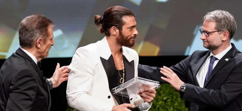 Can Yaman İtalyada mükafat aldı