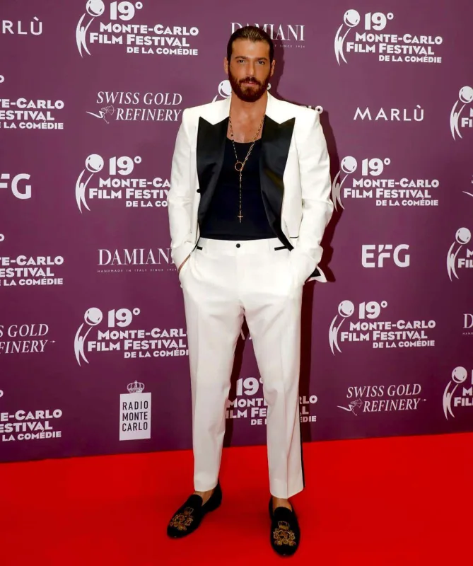 Can Yaman İtalyada mükafat aldı