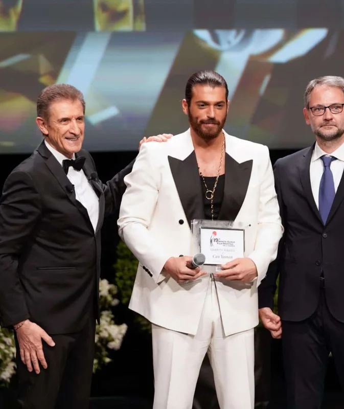 Can Yaman İtalyada mükafat aldı