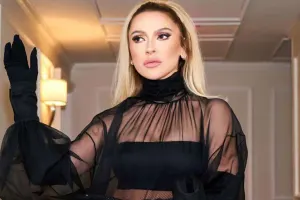 Hadise soyadını dəyişdi